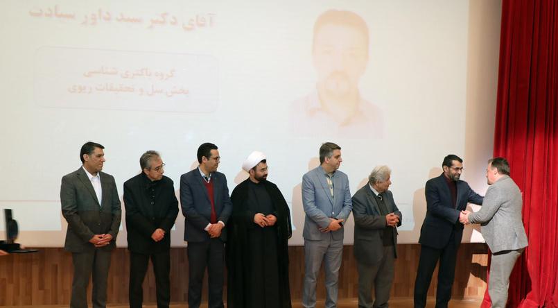 دکتر سیادت استاد برگزیده انستیتو پاستور ایران شد دکتر سیادت استاد برگزیده انستیتو پاستور ایران شد