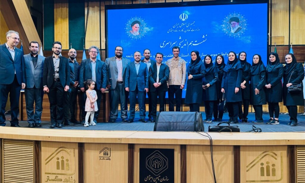 شعبه کاشانی بیمه رازی در اوج، با ارائه خدمات نوین به بیمه‌گذاران