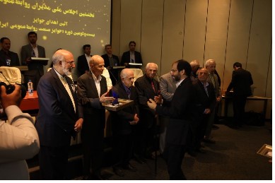 اهدای جایزه ویژه برنامه ریزی و مدیریت ارتباطات درون سازمانی به روابط عمومی بانک توسعه تعاون اهدای جایزه ویژه برنامه ریزی و مدیریت ارتباطات درون سازمانی به روابط عمومی بانک توسعه تعاون