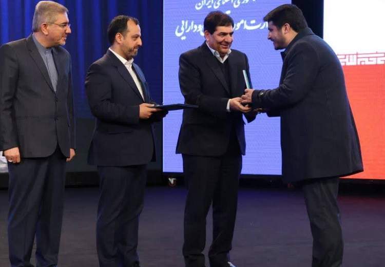تجلیل مخبر از مدیرعامل پتروشیمی خراسان به عنوان پیشتاز اقتصاد ایران تجلیل مخبر از مدیرعامل پتروشیمی خراسان به عنوان پیشتاز اقتصاد ایران