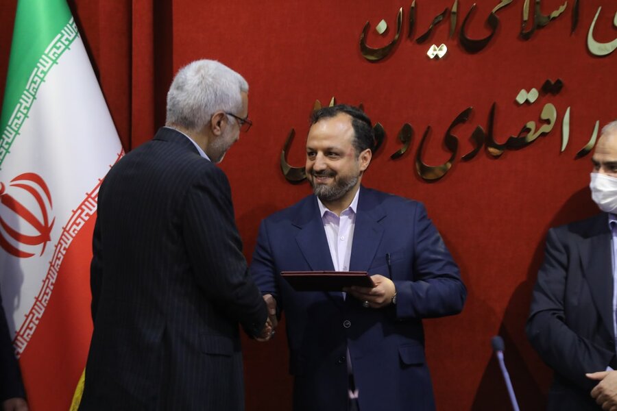 به دلیل پرداخت الکترونیکی و منسجم سود سهام عدالت توسط سازمان بورس صورت گرفت؛ تقدیر از رئیس سازمان بورس در جشنواره شهید رجایی ۱۴۰۱