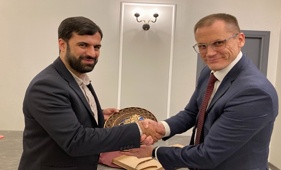 در دیدار پیمان پاک با معاون وزیر صنعت بلاروس مطرح شد؛ آمادگی ایران و بلاروس برای تولید مشترک صنایع/ حیرت بلاروسی ها از توانایی ایران در تولید داروهای های تک