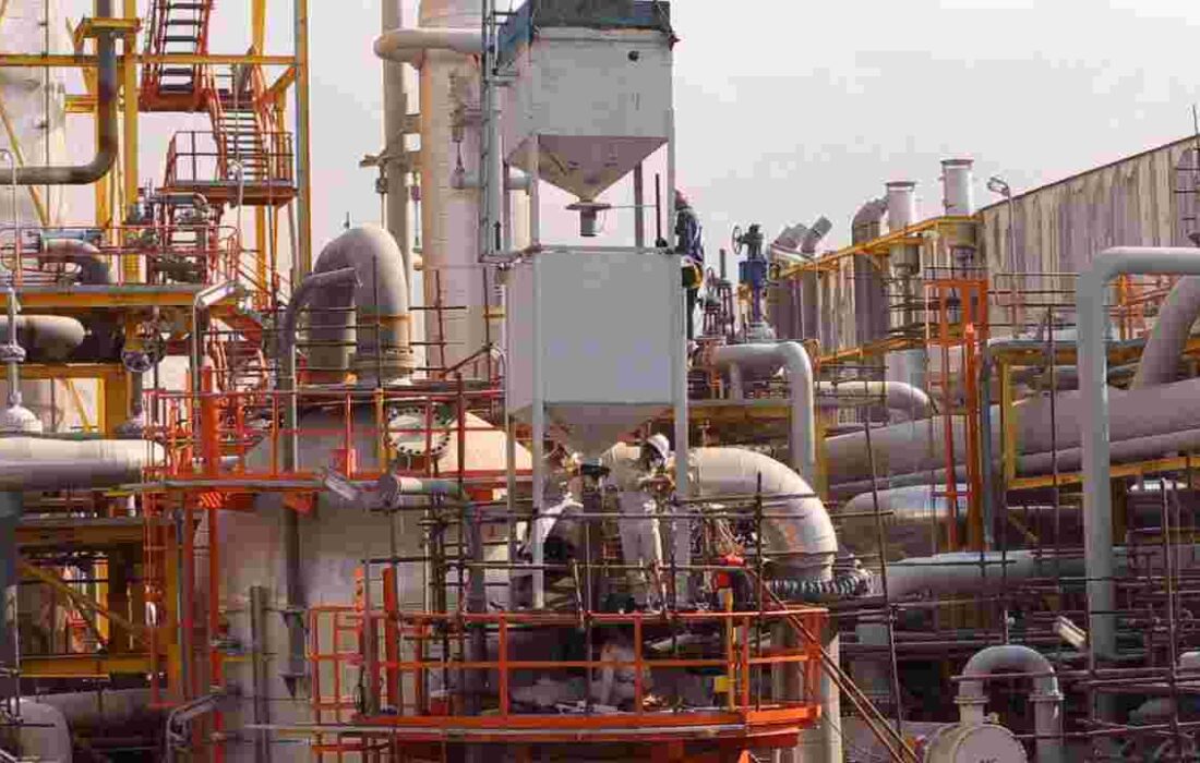 اتمام عملیات بارگذاری کاتالیست‌های واحد آمونیاک پتروشیمی هنگام