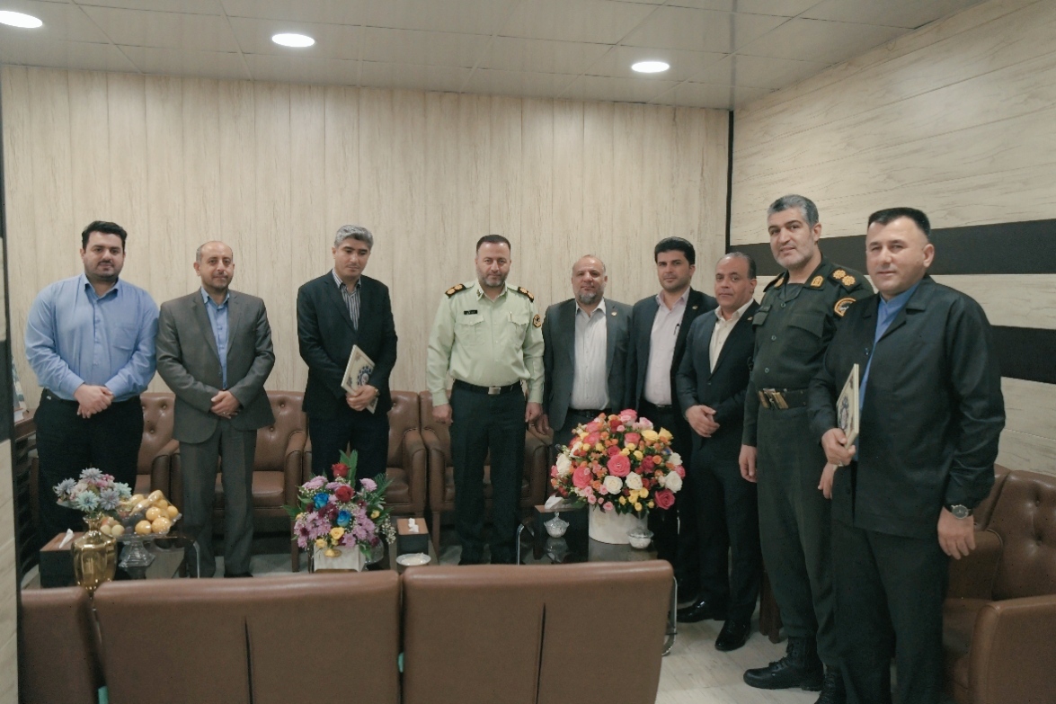 دیدار مدیرعامل شرکت پتروشیمی اروند با فرمانده انتظامی شهرستان بندر ماهشهر دیدار مدیرعامل شرکت پتروشیمی اروند با فرمانده انتظامی شهرستان بندر ماهشهر