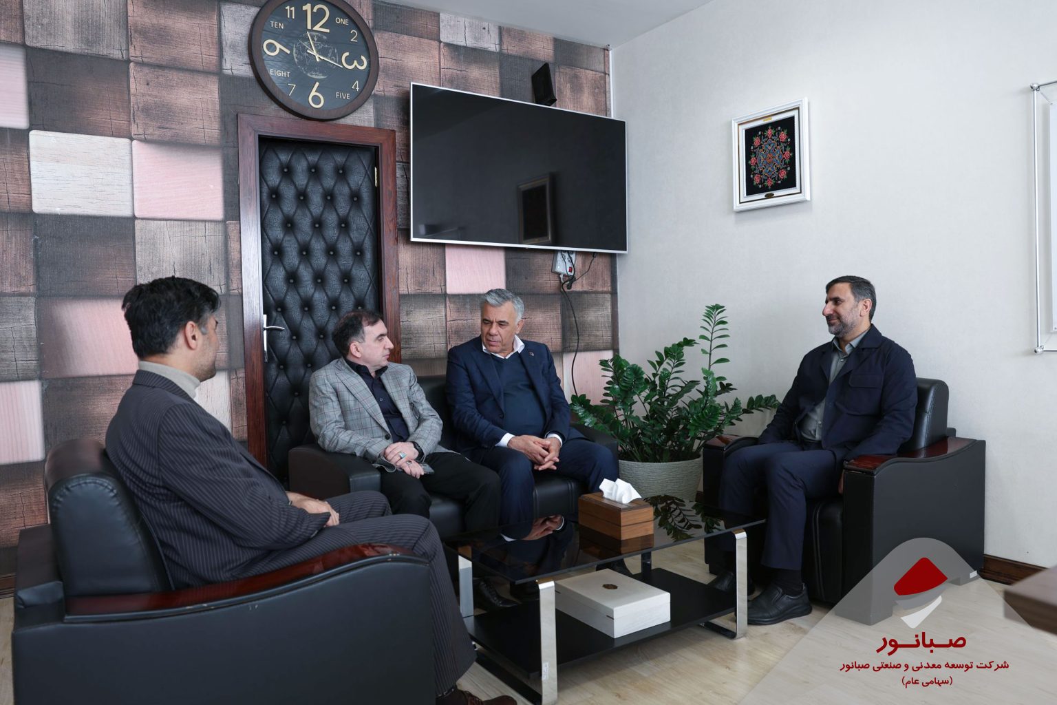 مدیرعامل صبانور از دفتر شرکت صباامید غرب خاورمیانه در تهران بازدید کرد؛ تأکید بر بهره‌برداری به موقع پروژه گندله‌سازی بیجار