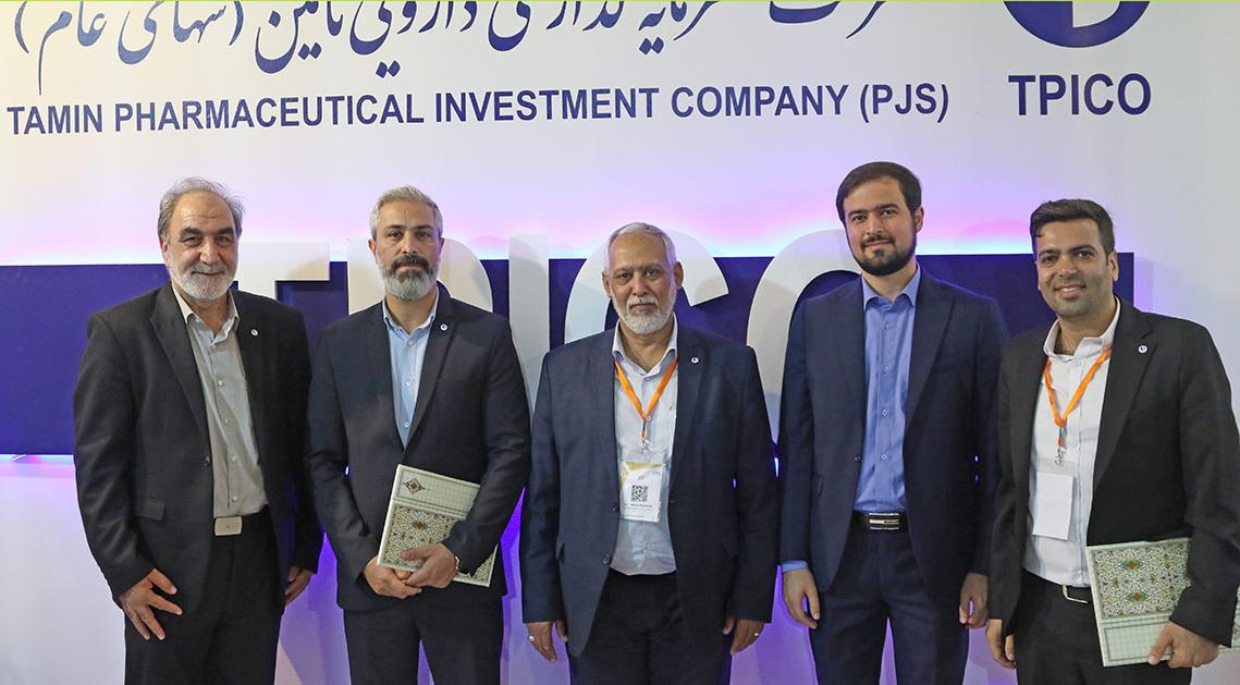 تقدیر دکتر نکویی نیا از مدیران روابط عمومی هلدینگ در روز پایانی نمایشگاه ایران فارما تقدیر دکتر نکویی نیا از مدیران روابط عمومی هلدینگ در روز پایانی نمایشگاه ایران فارما