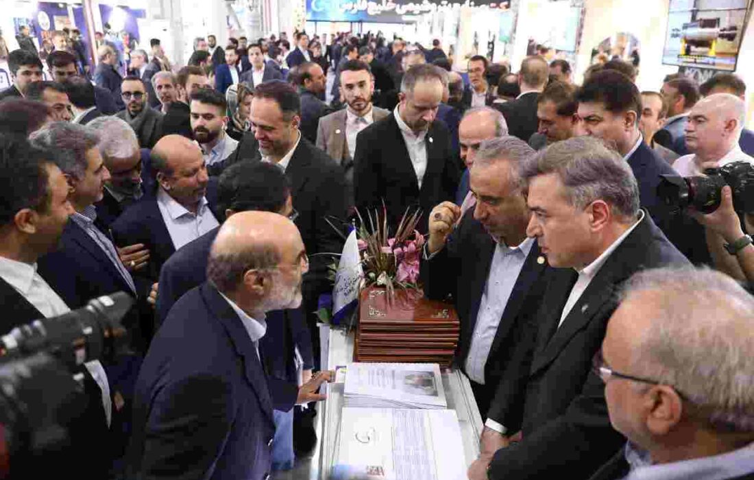 بازدید دکتر علی عسکری از غرفه گروه صنایع پتروشیمی خلیج فارس بازدید دکتر علی عسکری از غرفه گروه صنایع پتروشیمی خلیج فارس