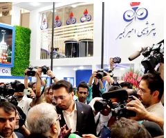 بازدید وزیر نفت از غرفه پتروشیمی امیرکبیر